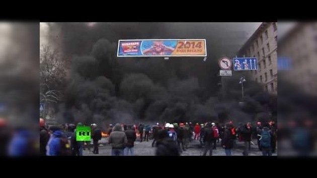 Los manifestantes construyen barricadas con ruedas en llamas, la Policía saca vehículos blindados