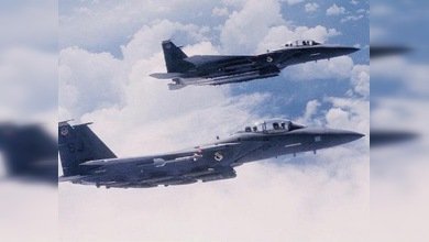 Avión civil vuelve a aeropuerto de partida acompañado por dos aviones caza