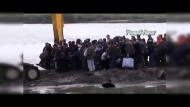 Cómo cruzar un río en Siberia: bastan dos excavadoras
