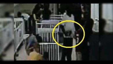 Un ladrón roba perritos de una tienda y los esconde dentro de sus pantalones