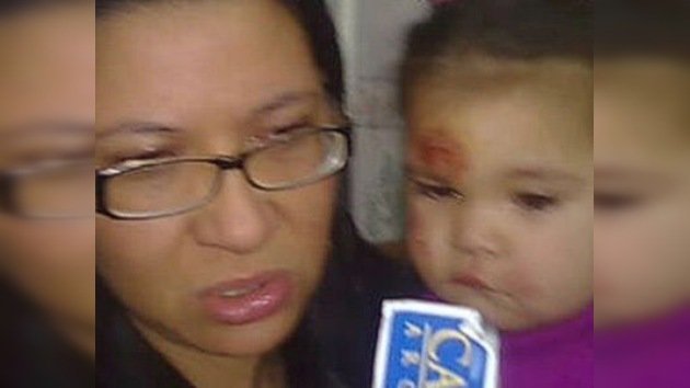 Un bebé se cayó de un auto sin que su madre se diera cuenta
