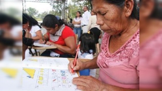 El Salvador luchará contra el analfabetismo