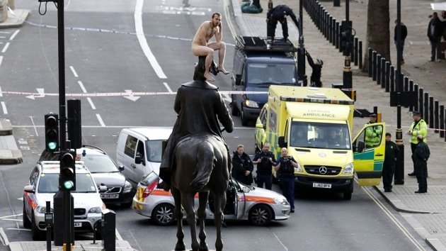 Video, Fotos: Un hombre desnudo paraliza Londres desde la cima de un monumento