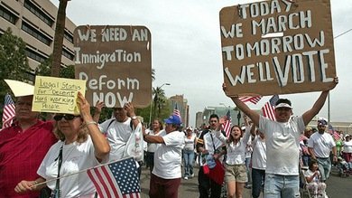 En EE. UU. los latinos son más, pero hacen menos
