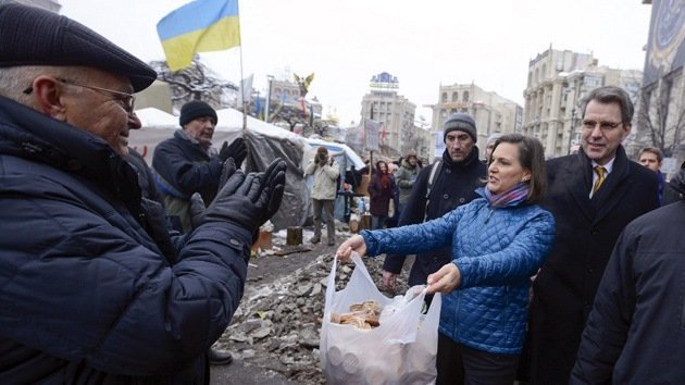 Video: Subsecretaria de Estado de EE.UU. reparte pan entre los manifestantes en Kiev