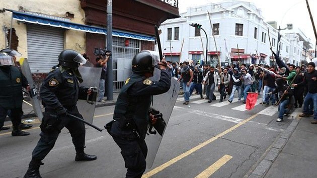Perú: Violentos enfrentamientos entre manifestantes y la Policía frente al Congreso