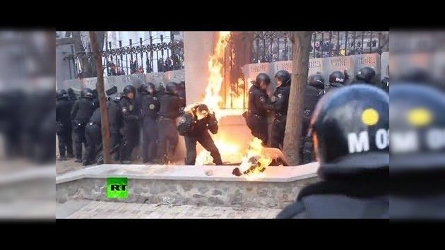 IMPRESIONANTE VIDEO: Bomberos apagan las llamas que abrasaban a unos policías en Kiev