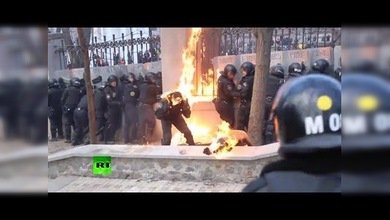 IMPRESIONANTE VIDEO: Bomberos apagan las llamas que abrasaban a unos policías en Kiev