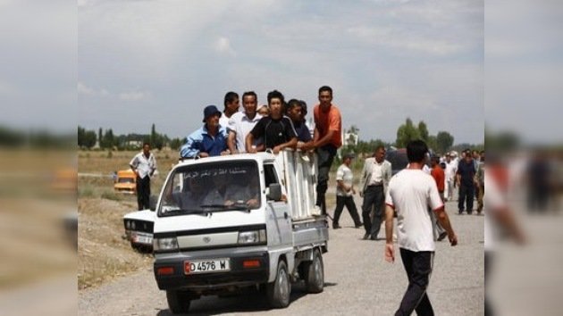 Refugiados acusan a fuerzas regulares kirguisas de ayudar a bandas armadas