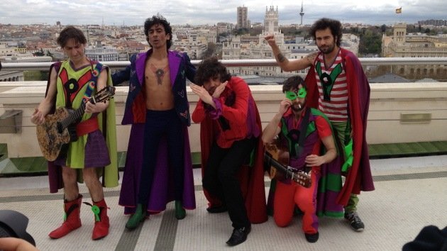 “La Pandilla Voladora”, los superhéroes que combaten la crisis española a golpe de rumba