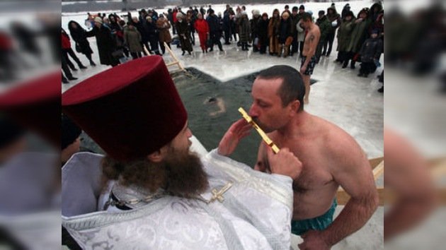 Rusia celebra el Bautismo con baños en agua fría