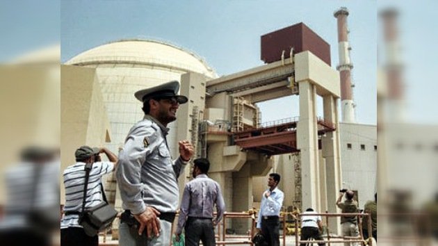 Irán 'enchufa' su primera central nuclear 