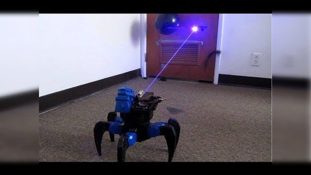 Un joven crea un robot casero con un rayo láser 'de la muerte'