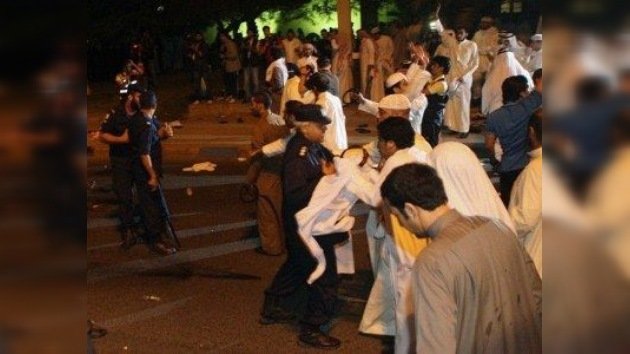 Miles de kuwaitíes entraron en el Parlamento por fuerza