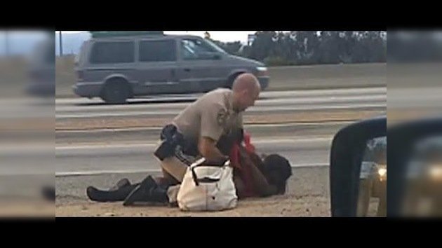 Un policía golpea con saña una mujer en la cara