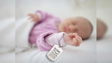 Un niño recibe su nombre gracias a la Cumbre de la OSCE