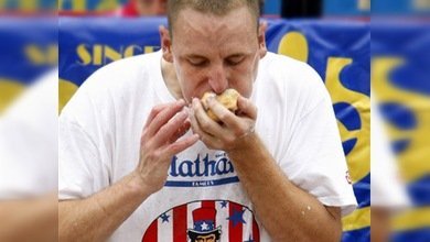 ¿No es un campeón el que ingirió 54 hot dogs?