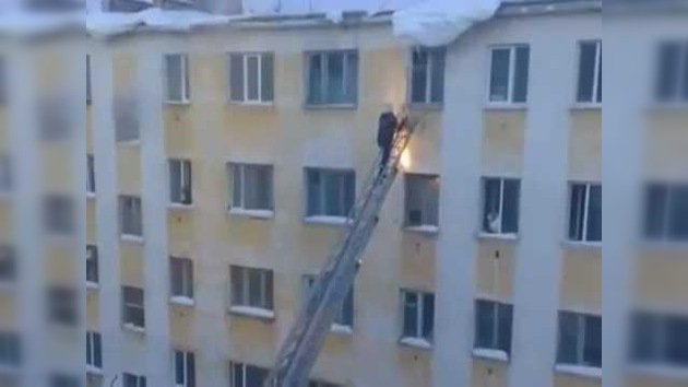 Un desprendimiento de nieve derriba a un bombero que intentaba rescatar a un bebé