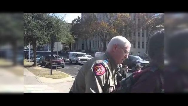 La Policía de Texas arresta a Papa Noel por escribir deseos navideños en la acera