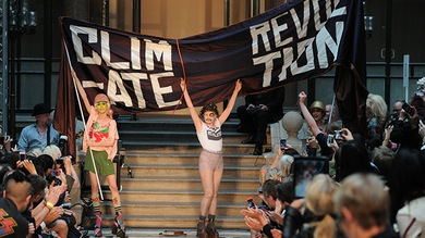 La diseñadora Vivienne Westwood da la cara (y la camiseta) por Assange