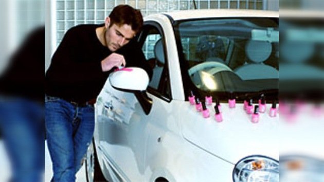 Británico pintó su automóvil con esmalte de uñas rosa