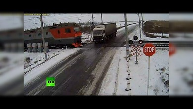Dos trenes destruyen un camión atrapado en las vías
