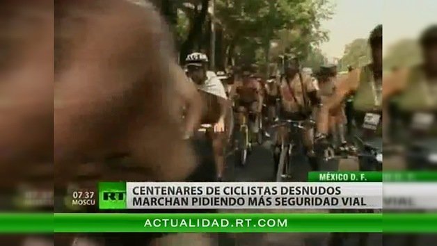 Ciclistas casi desnudas pasean por las calles de México exigiendo los medios de transporte alternativos