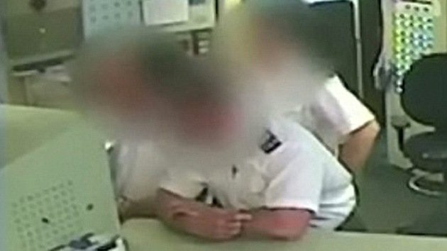 Condenan a dos policías por ver porno mientras un preso moría en la celda