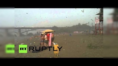 Nieve y granizo en medio del verano azotan una playa en Rusia