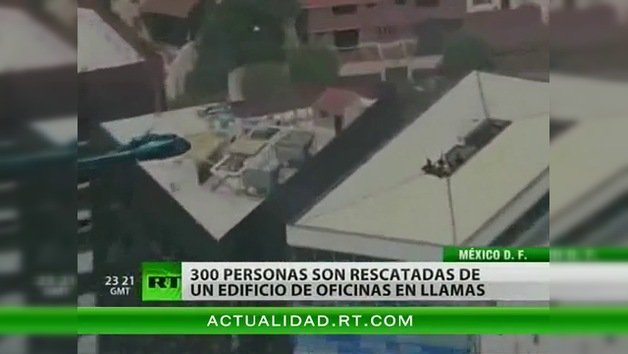 Rescatan a 300 personas en un incendio en Ciudad de México