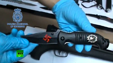 Descubierto en España un menor que fabricaba armas blancas al estilo nazi