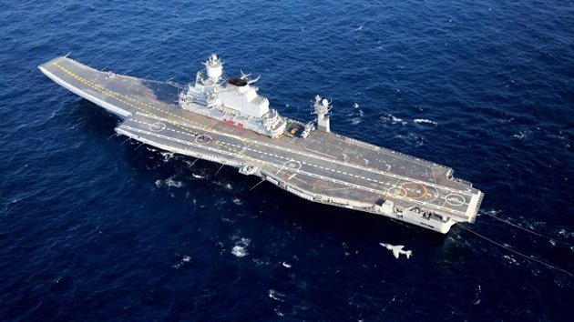 El portaviones ruso modernizado Vikramaditya atraca en un puerto indio