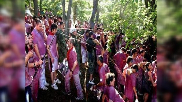 Más 10.000 personas participaron en la alegre 'batalla del vino' de Haro