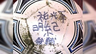 Un japonés recupera en EE. UU. su balón de fútbol que fue arrastrado por el tsunami