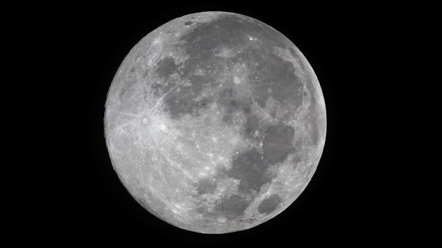 Científicos revelan el origen de la mancha oscura más grande de la Luna