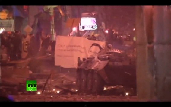 Tanques de guerra y cócteles molotov en los fuertes choques en Kiev