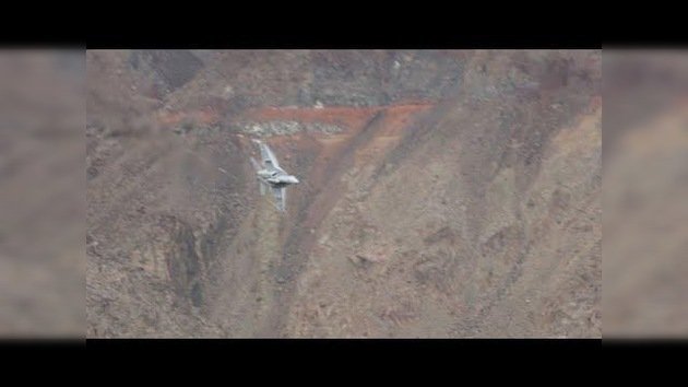 Cazas F18 retumban sobre el cañón del Valle de la Muerte
