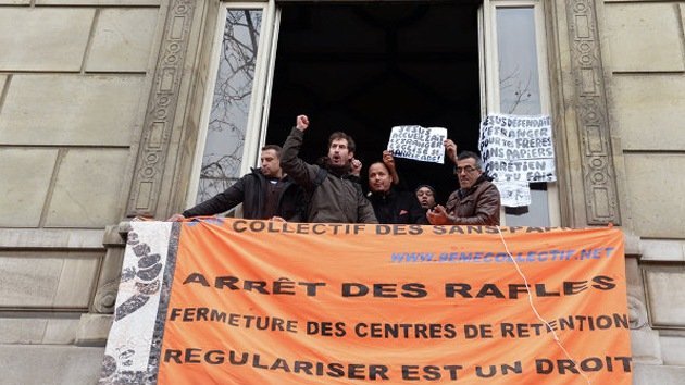 Toman la embajada vaticana en París por el desalojo de inmigrantes de la catedral de Lille