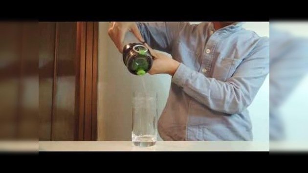 Filtro convierte la Coca-Cola en agua transparente