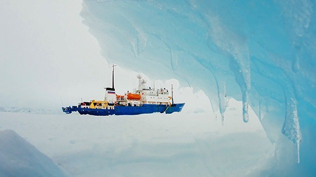 Los ocupantes del barco ruso atrapado en la Antártida reciben el Año Nuevo