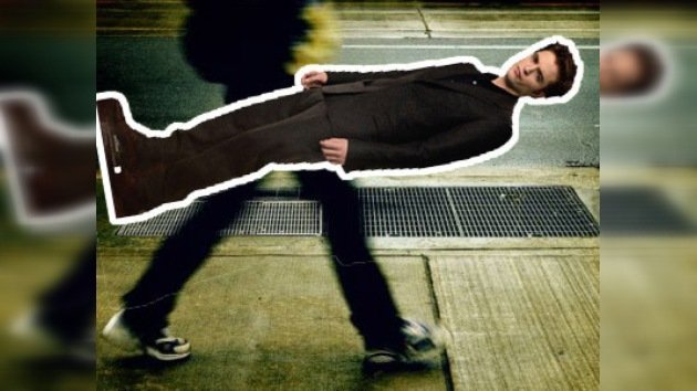 Una fan rusa roba en un cine la figura de cartón de Robert Pattinson