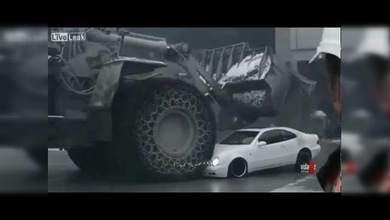 Una gran excavadora aplasta un Mercedes como si fuera una lata