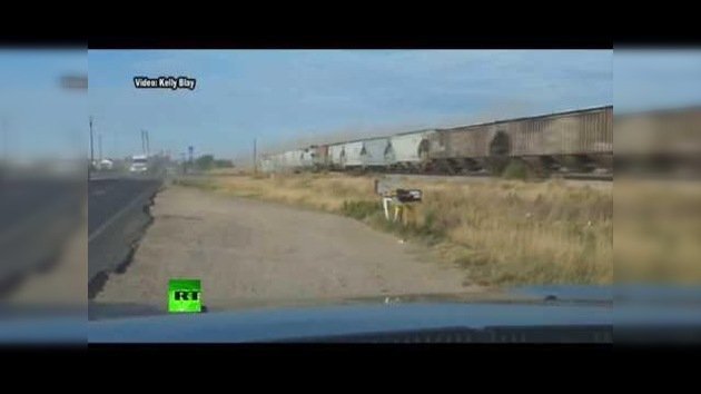 Un hombre escapa de milagro antes de que un tren arrolle su camión