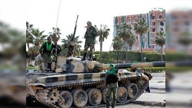 Los leales a Gaddafi combaten contra el CNT cerca de  Trípoli