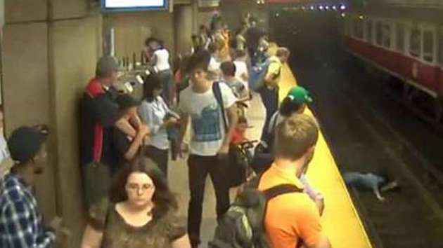 Video: Una mujer y su hijo, rescatados tras caer a las vías del metro