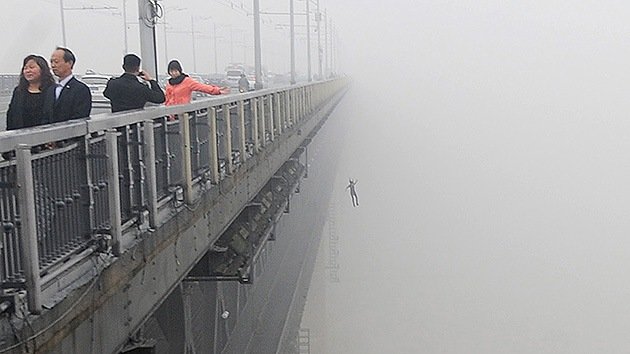 Fotos: Un reportero capta un posible suicidio de una pareja en China