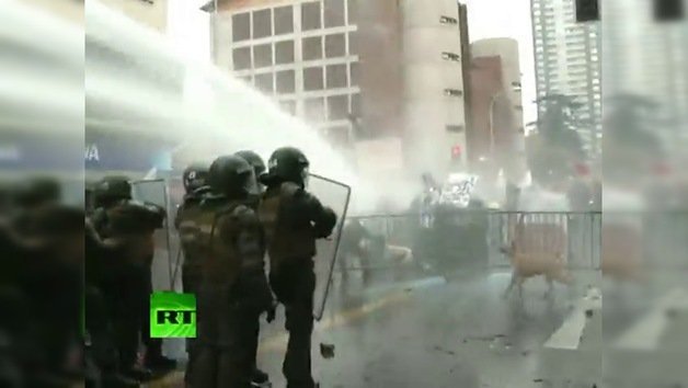 Chile: Carros lanza agua contra los manifestantes que se oponen al homenaje a Pinochet