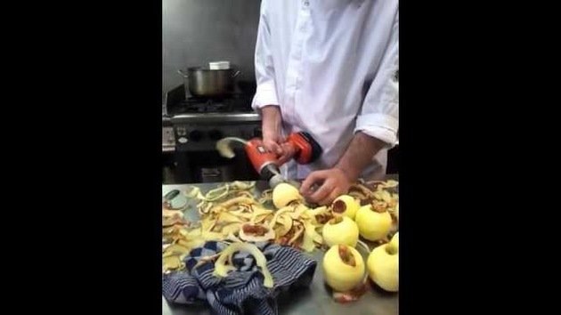 Un eficiente método de pelar manzanas con un taladro