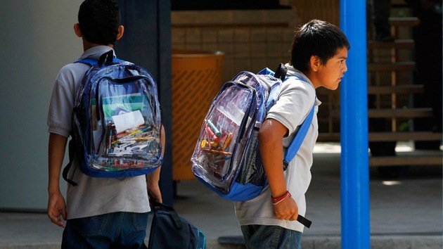 Niños mexicanos regresan a la escuela con libros del Estado plagados de errores