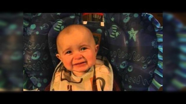 Conmovedora reacción de un bebé de 10 meses al canto de su madre